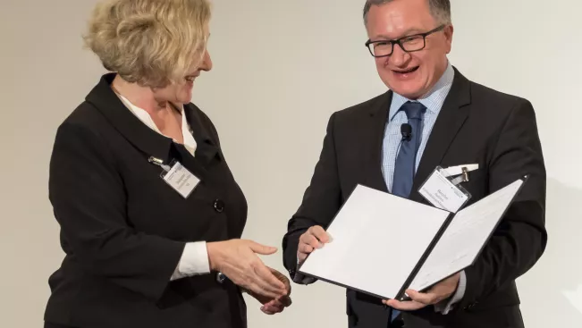 dt_fundraisingpreis_baumgartner-sabine_foto_till_eitel_yel2287.jpg (DE)