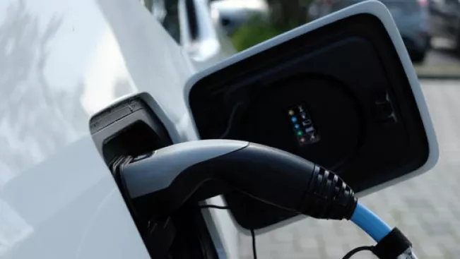 e-auto-ladestation_teasercut_foto-sven-flessing (DE)