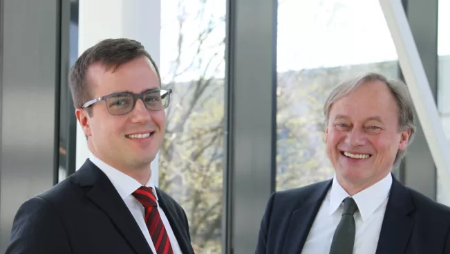 ernennung_prof._grueter_mit_ihne_sta_fb_wiwi_20190329_foto_juri_kuestenmacher_5_teasercut.jpg (DE)