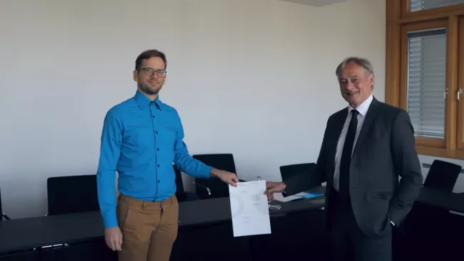 ernennung_professor_sebastian_houben_urkunde_mit_ihne_sta_20210909_foto_juri_kuestenmacher_5.jpg (DE)