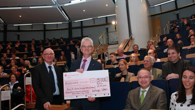 feierliche_eroeffnung_des_akademischen_jahres_2015_audimax_knupp_innovationspreis_20150928_foto_e._tritschler_img_7750_cut.jpg (DE)