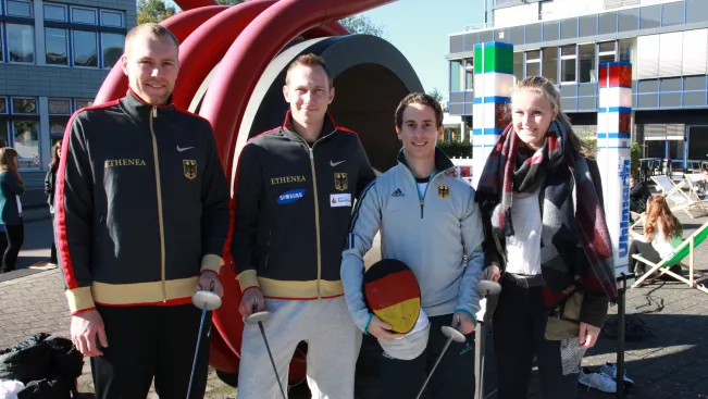 feierliche_eroeffnung_des_akademischen_jahres_2015_stand_fechter_gruppe_draussen_20150928_foto_e._tritschler_img_7714.jpg (DE)