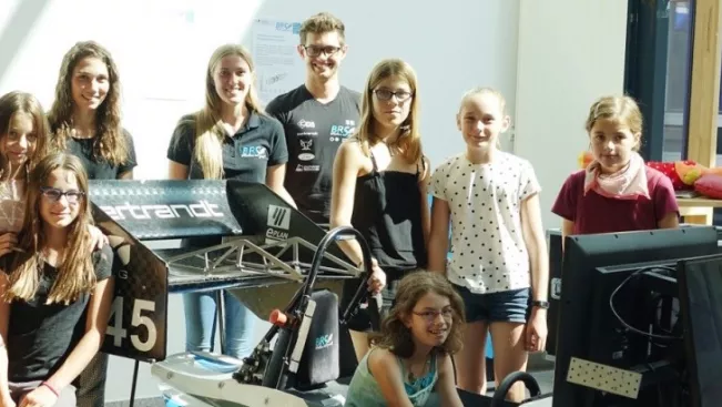 get_together_sommerferien_maedchen_technik_201808_foto_p._zacharias_30_teasercut20.jpg (DE)