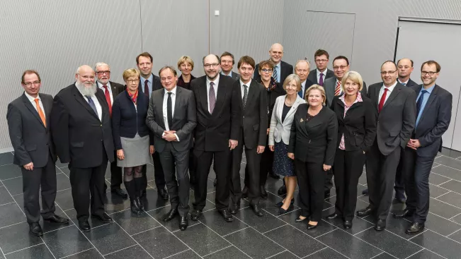 gruppenbild_nrw_graduierteninstitut_mit_ihne_201512_foto_volker_wiciok.jpg (DE)