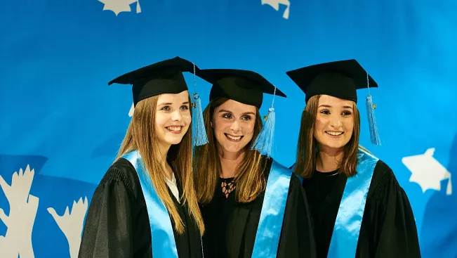 h-brs-absolventenfeier_2018cnathan-dreessen.de-300.jpg (DE)