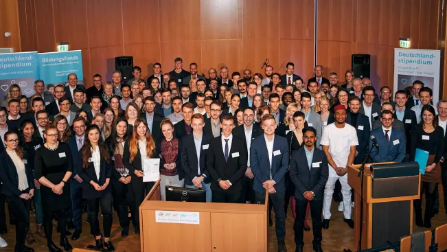 h-brs_stipendienfeier_2019_teasercut_foto_nathan_dreessen_129.jpg (DE)