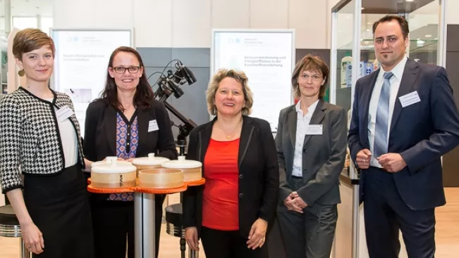 hannover_messe_ministerin_schulze_tree_h-brs_gruppe_1_201604_foto_mwif.jpg (DE)