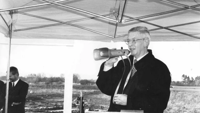 hubert_severin_gruendungsrektor_sta_spatenstich_1998_foto_cynthia_ruehmekorf.jpg (DE)