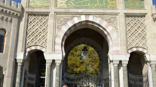 International-Media-Studies_Staatsministerin-an-der-Pforte_20151020_Istanbul_Foto_Universität-Istanbul.jpg (DE)