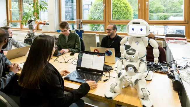 informatik_robotik_labor_20220426_foto_eric_lichtenscheidt_02_fs22.jpg (DE)