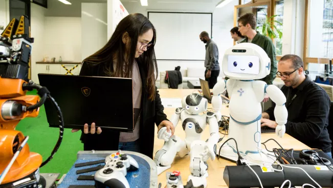 informatik_robotik_labor_20220426_foto_eric_lichtenscheidt_05_fs22.jpg (DE)