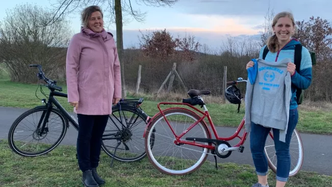 iris_gross_elisa_doerpinghaus_mit_fahrraedern_preisuebergabe_202103_foto_privat.jpg (DE)