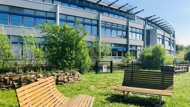 kinderuni_campusgarten_baenke_20220428_foto_caroline_jahn.jpg (DE)