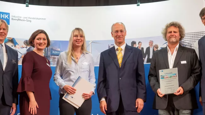krause-miriam_biolaborantin_ihk-beste_2018_mit_ausbilder_andreas_pansky2vr_und_ihk_foto_barbara_frommann.jpg (DE)