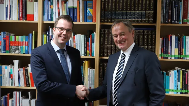 mike_althaus_hartmut_ihne_urkunde_professur_handshake_20191127_foto_juri_kuestenmacher_6_web.jpg (DE)