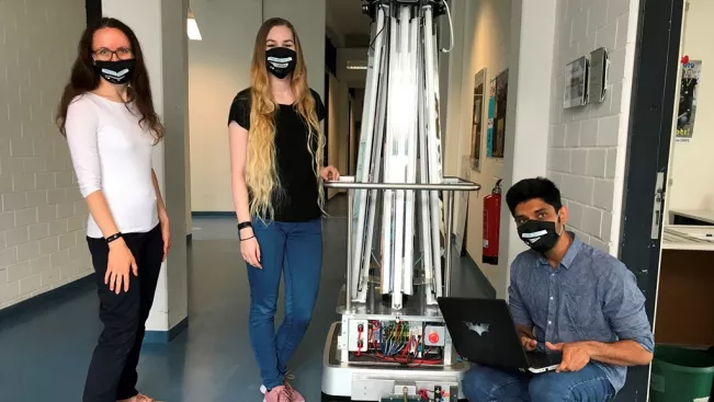 mitarbeiter_mit_coronamasken_fbinf_3_20200708_foto_yorck_weber.jpg (DE)