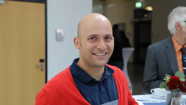 nico_hochgeschwender_portraet_2019_foto_juri_kuestenmacher.jpg (DE)