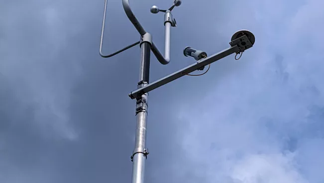 Wetterstation Dach Teil mit Windrichtung , Windgeschwindigkeit, Globalstrahlung und Sonnenscheindauer Sensoren (DE)