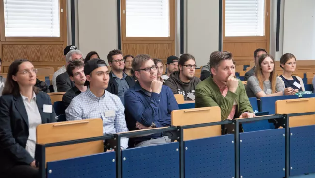 33b_alumni-tag-2016_72dpi_fotos-eva-tritschler-1103_tj-karriereplanung_.jpg (DE)