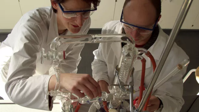 fb05_chemie_studierende.jpg (DE)