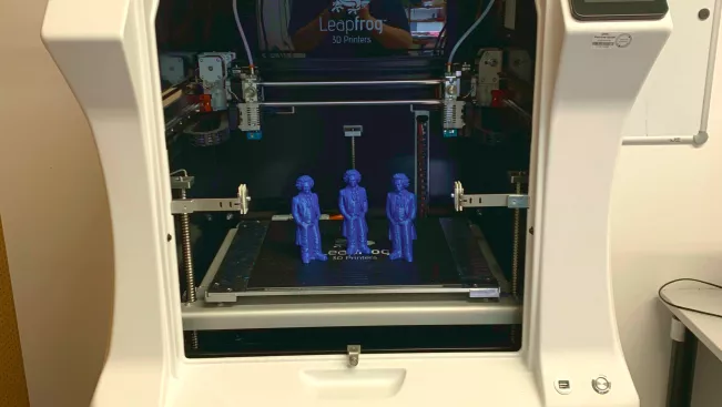 3D FDM Anlage mit hergestellten Bauteilen (DE)