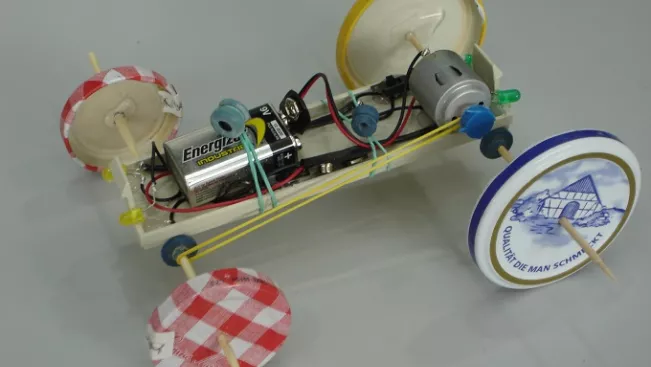 schuelerlabor_upcycling_elekroauto_kuesg_2016.jpg (DE)