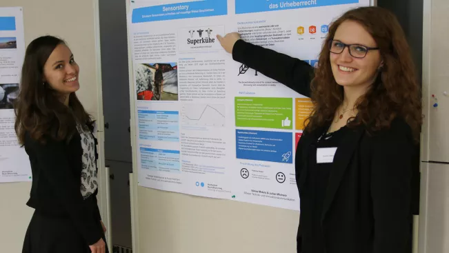 Die Studierenden Vanessa Waltersberger und Susan Niemand stellten Ergebnisse zum Masterprojekt "media innovation forecast" vor©Beate Winterer(APB) (DE)