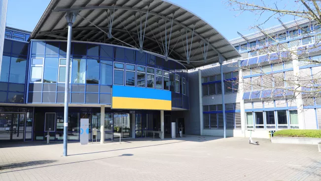 2022-03-04_led-wand_sankt_augustin_mit_friedensbotschaft_und_ukraine-farben_10-foto_martin_schulz.jpg (DE)