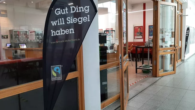 20220708_Fairtrade Auszeichnung Beach Flag vor Cafe (DE)