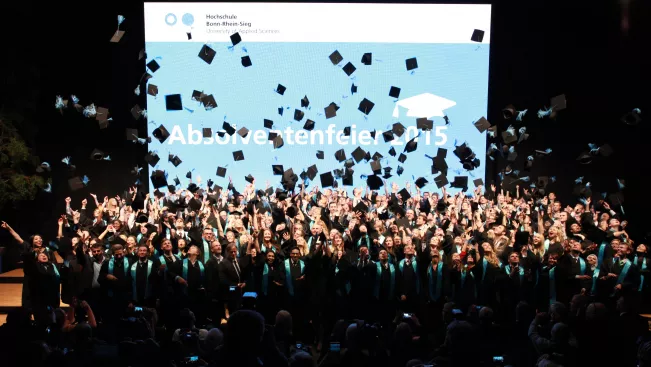 hütewerfen bei der absolventenfeier 20151024 foto_eva_tritschler_8505.jpg (DE)