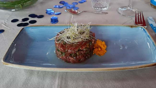 absolventendinner_2021_tartar_cut_1100x573px.jpg (DE)