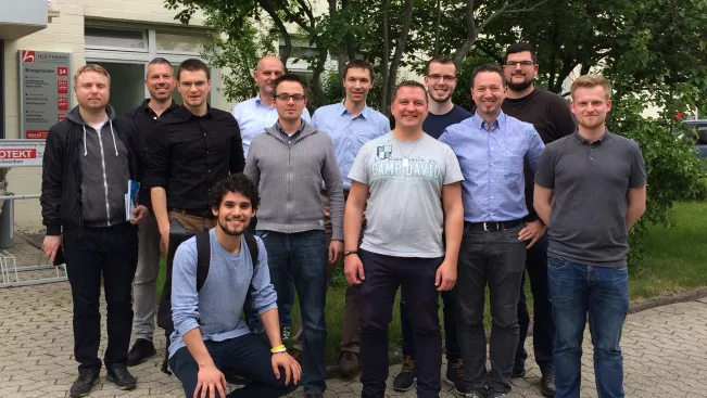 alumni-besuch_deinschrank.de_gruppenbild_aussen1.jpg (DE)