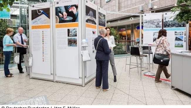 ausstellung_deutscher_bundestag_2015_copyright_joerg_f._mueller_deutscher_bundestag.jpg (DE)
