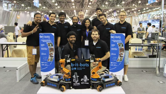 b-it-bots_robocup_wm_china_2015_mit_kraetzschmar_foto_b-it-bots_img_5686.jpg (DE)