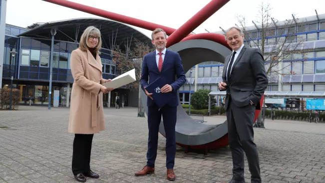 bescheid_2_millionen_fluthilfe_rheinbach_kanzlerin_fischer_staatssekretaer_guennewig_hochschulpraesident_ihne_17.12.2021foto_martin_schulz_h-brs.jpg (DE)