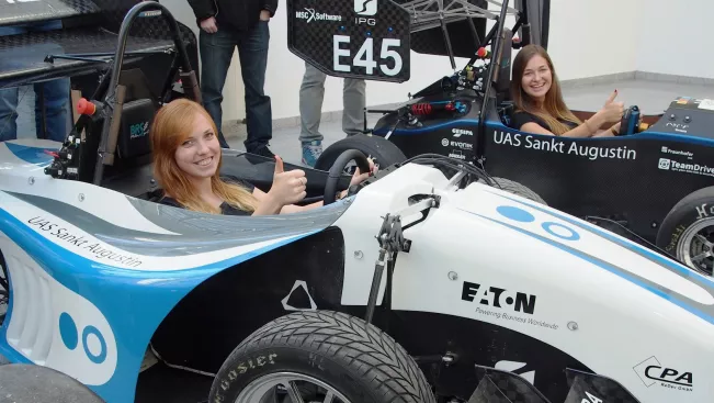 brs_motorsport_damen_in_rennwagen_sta_aula_20151029_foto_m._flacke_13.43.00_teasercut.jpg (DE)