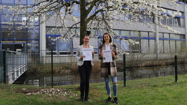 cathleen_lueders_emily_stuebben_preistraegerinnen_rheinbach_schreibt_29_03_2022.jpg (DE)