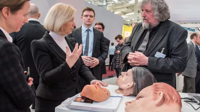 cebit_johanna_wanka_norbert_jung_fegeb_20160315_foto_bmbf_h._j._rickel.jpg (DE)