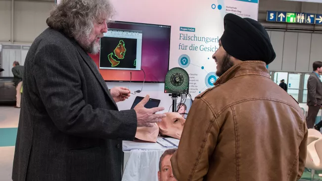 cebit_norbert_jung_und_besucher_fegeb_20160315_foto_bmbf_h._j._rickel.jpg (DE)