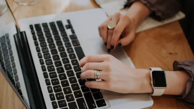 unsplash-christin-hume-hBuwVLcYTnA-laptop.jpg (DE)
