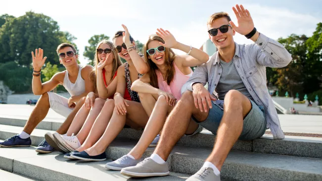 studenten_fröhlich_sommer.jpg (DE)