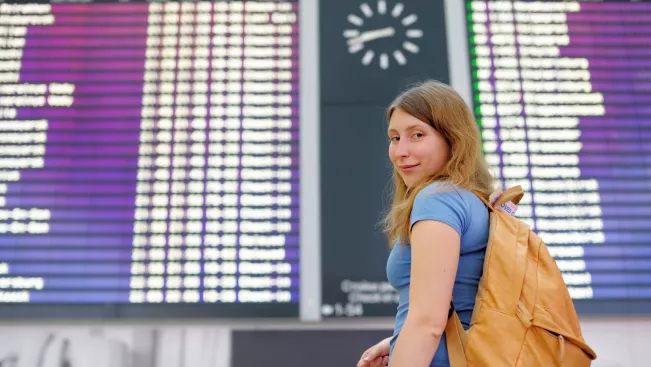 Studentin am Flughafen colourbox 12039688.jpg (DE)