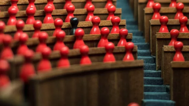 spielfiguren im hoersaal colourbox 7537807.jpg (DE)