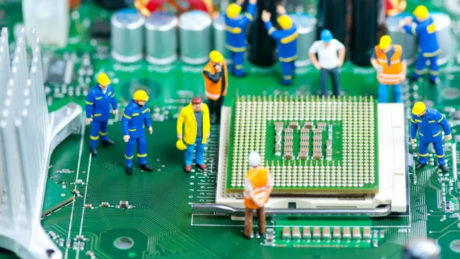 computer_platine_mit_modell-bauarbeitern_2018_colourbox_6354449.jpg (DE)