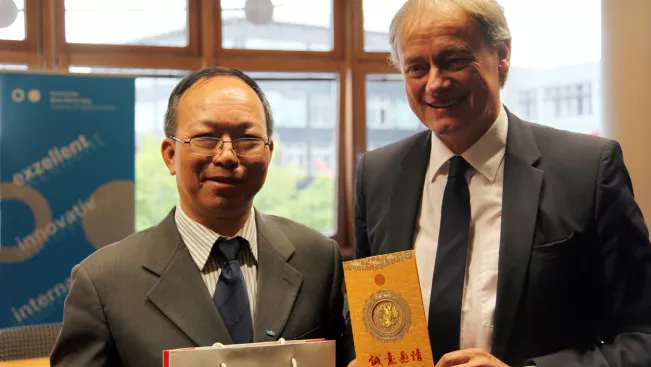 deng-liangji_ihne-hartmut_72dpi_20160701_eva-tritschler_1410.jpg (DE)