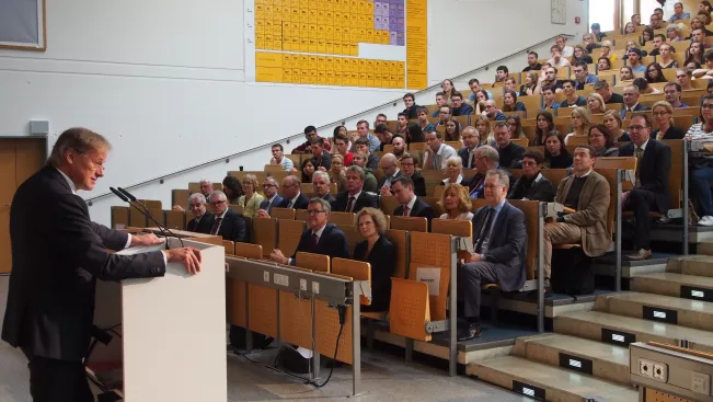 eroeffnung_akademisches_jahr_20160926_ihne_publikum_audimax_rhb_p9260211_y._weber.jpg (DE)