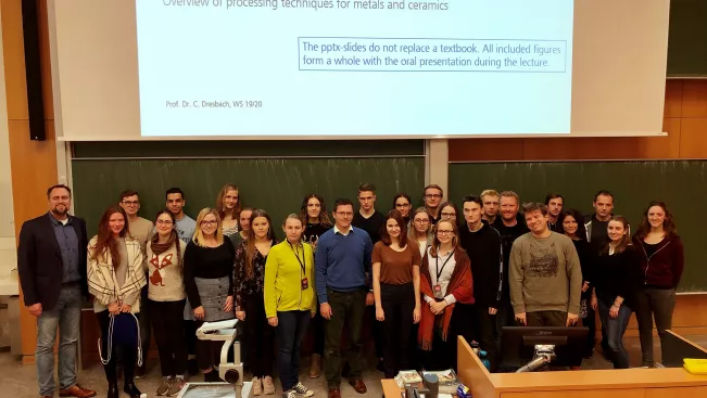 fb05_bild_studierende_zu_besuch_von_der_uni_warschau.jpg (DE)