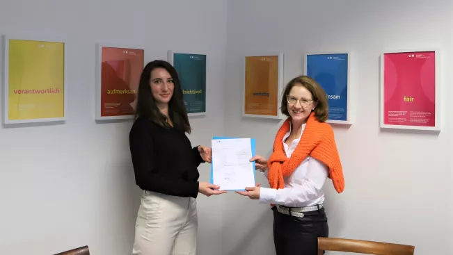 genderpreis_gleichstellungsbeauftragte_barbara_hillen_saskia_peek_22_10_2021_foto_pascal_kimmich.jpg (DE)