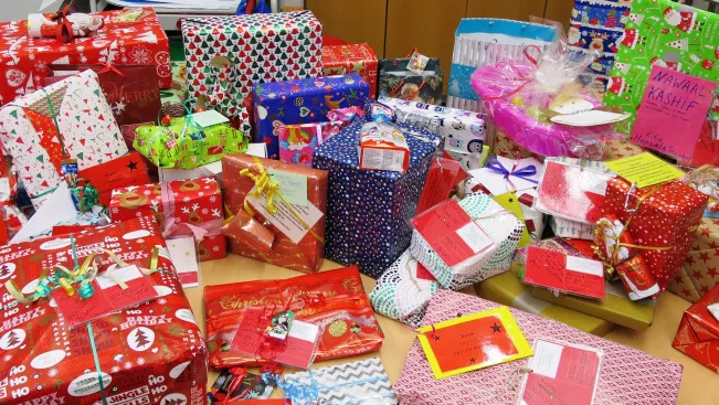 geschenke_2_weihnachten_wunschbaum_rhb_20161215_foto_sarrazin-comans.jpg (DE)