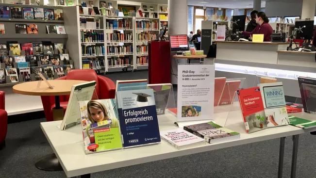 gi-buechertisch_2019-11-07_foto_barbara_hillen.jpg (DE)